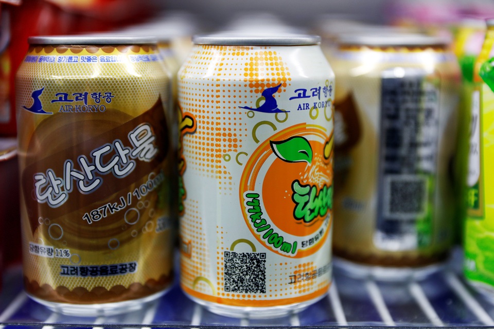 Tầm “phủ sóng” của hãng hàng không Triều Tiên - 4 Theo ông Cockerell, Air Koryo cũng bắt đầu bước chân vào thị trường kinh doanh xăng dầu bán lẻ từ tháng 1 năm nay và hãng này có thể có hai trạm xăng tại Bình Nhưỡng. Trong ảnh: Logo của Air Koryo được in trên vỏ lon nước ngọt được bày bán tại sân bay Bình Nhưỡng