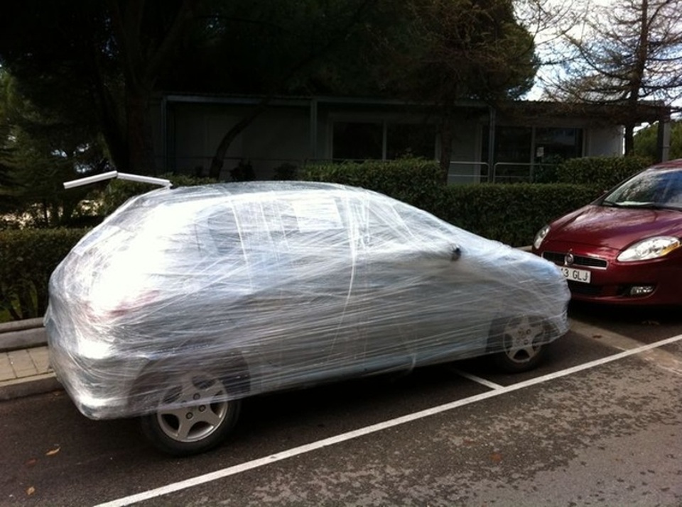 Chết cười với muôn kiểu hình phạt dành cho xe đỗ ẩu - 2 Chủ nhân của chiếc xe đỗ ẩu này chắc sẽ hoảng hốt khi thấy xế hộp của mình bỗng dưng hóa thành… xác ướp.