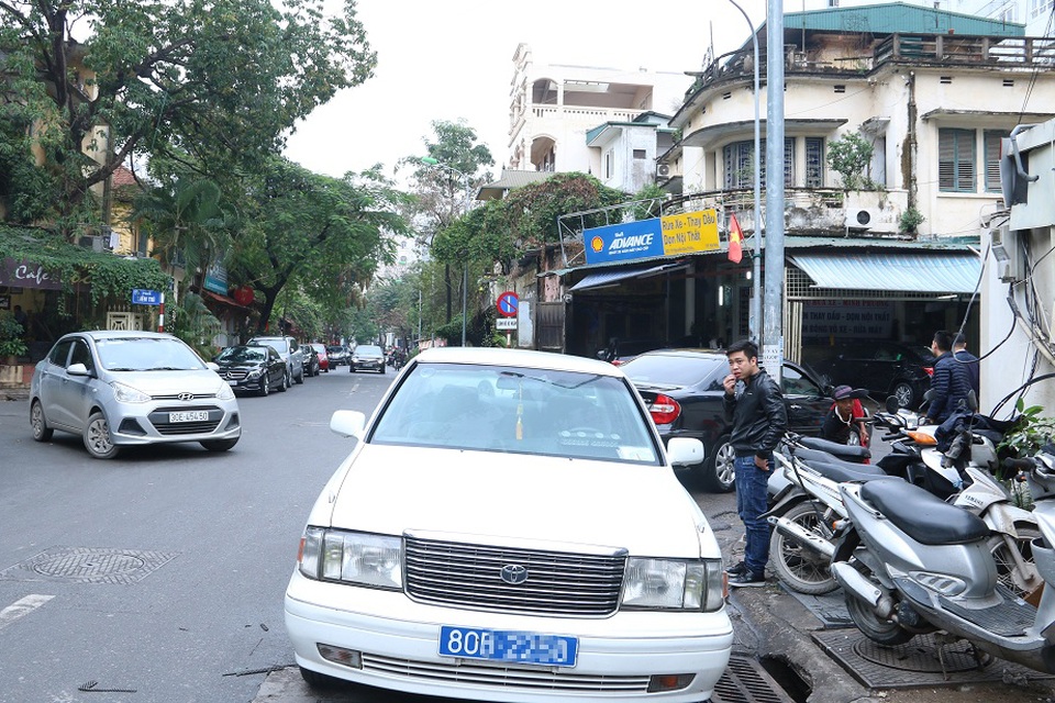 Hà Nội: Ô tô lộn xộn trên phố thí điểm đỗ xe theo ngày chẵn, lẻ - 4
Tại ngã tư Liền Trì - Nguyễn Gia Thiều có hai điểm rửa xe thường xuyên có ô tô đỗ cả hai bên đường.