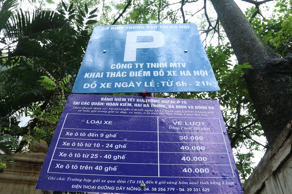 Hà Nội: Ô tô lộn xộn trên phố thí điểm đỗ xe theo ngày chẵn, lẻ - 5
Bản niêm yết giá đỗ xe của Sở GTVT Hà Nội trên phố Nguyễn Gia Thiều trong ngày lẻ, thời gian từ 6h - 21h hàng ngày.