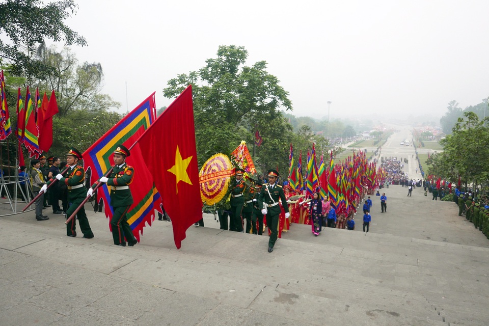 Chủ tịch nước dâng hương tưởng nhớ các Vua Hùng - 6
Đoàn dâng hương di chuyển lên Đền Thượng. (Ảnh: Quý Đoàn)