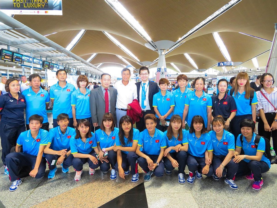 Tặng hơn 500 thẻ Bông Sen Vàng cho đoàn thể thao dự SEA Games 29 - 1 Đại diện Vietnam Airlines chụp ảnh cùng đội tuyển bóng đã nữ quốc gia Việt Nam