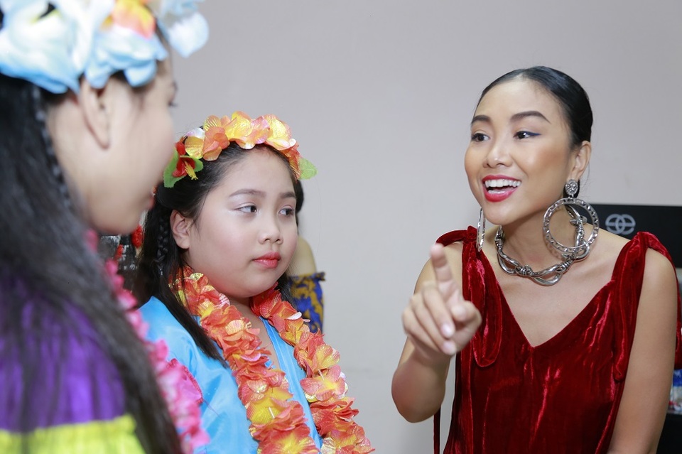 Cẩm Ly, Đoan Trang lên tiếng chuyện "sao nhí trước áp lực nổi tiếng sớm" - 3 Đoan Trang và các học trò của mình.