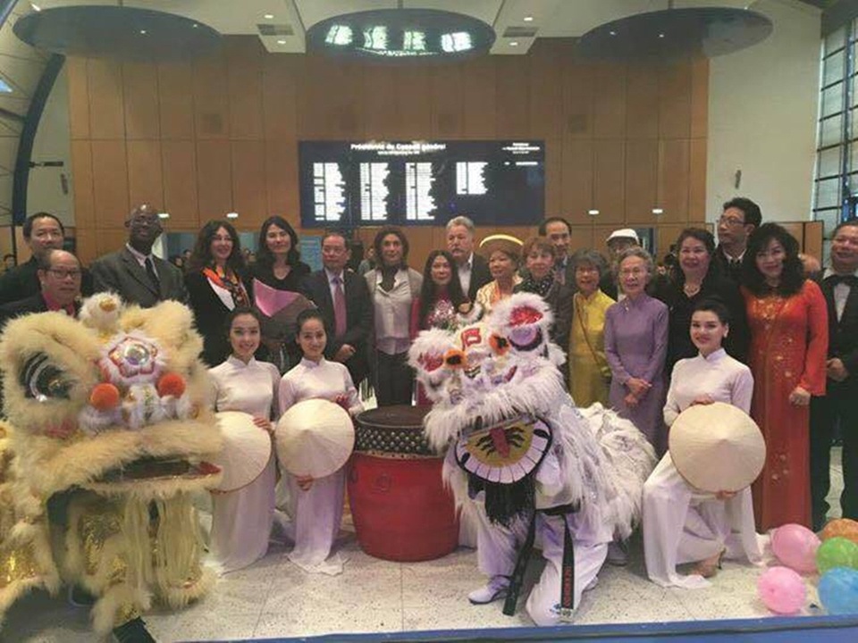 Nghệ sĩ Việt mang sắc xuân Việt Nam đến với kiều bào Pháp - 12 Nghệ sĩ Việt mang sắc xuân Việt Nam đến với kiều bào Pháp - 12