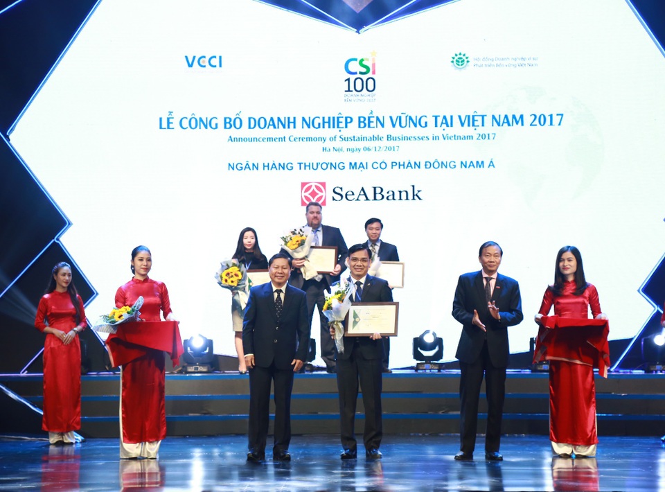 Top 100 doanh nghiệp phát triển bền vững 2017 - 1
Ngày 6/12 tại Hà Nội, Ngân hàng TMCP Đông Nam Á (SeABank) vinh dự được trao danh hiệu Top 100 doanh nghiệp phát triển bền vững 2017.