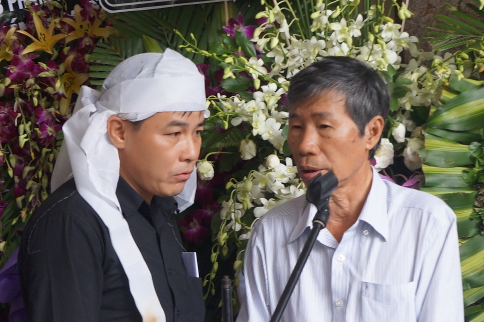 Tiễn biệt nhà thơ Thanh Tùng về nơi chín suối... - 2 Anh Doãn Thi, con trai nhà thơ Thanh Tùng tất bật lo tang lễ cho bố