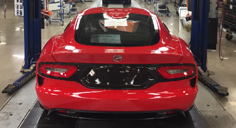 Không thể lắp thêm túi khí, dòng xe cơ bắp Dodge Viper bị khai tử - 1 Không thể lắp thêm túi khí, dòng xe cơ bắp Dodge Viper bị khai tử - 1