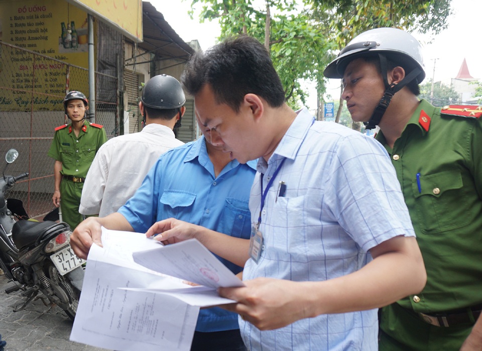 Dân hạ nền nhà để “thích ứng” với vỉa hè sau giải tỏa - 7 Kiểm tra giấy CNQSDĐ và bản đồ địa chính để xác định ranh giới giữa diện tích của người dân và hành lang giao thông