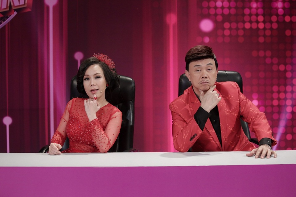 
Khi Mạnh Cường trình bày xong ca khúc, danh hài Chí Tài đinh ninh đây chắc chắn là ca sĩ. Song Cát Tường “soi” kỹ hơn và khẳng định chắc chắn anh chàng này không phải ca sĩ.
