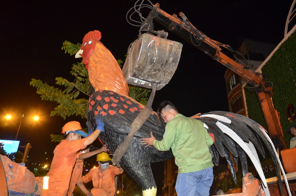 "Giải cứu vỉa hè": Cẩu 2 xe biển xanh về đồn trong đêm - 11 Biểu tượng con gà trống cao hơn 3 mét của nhà hàng bị thu giữ