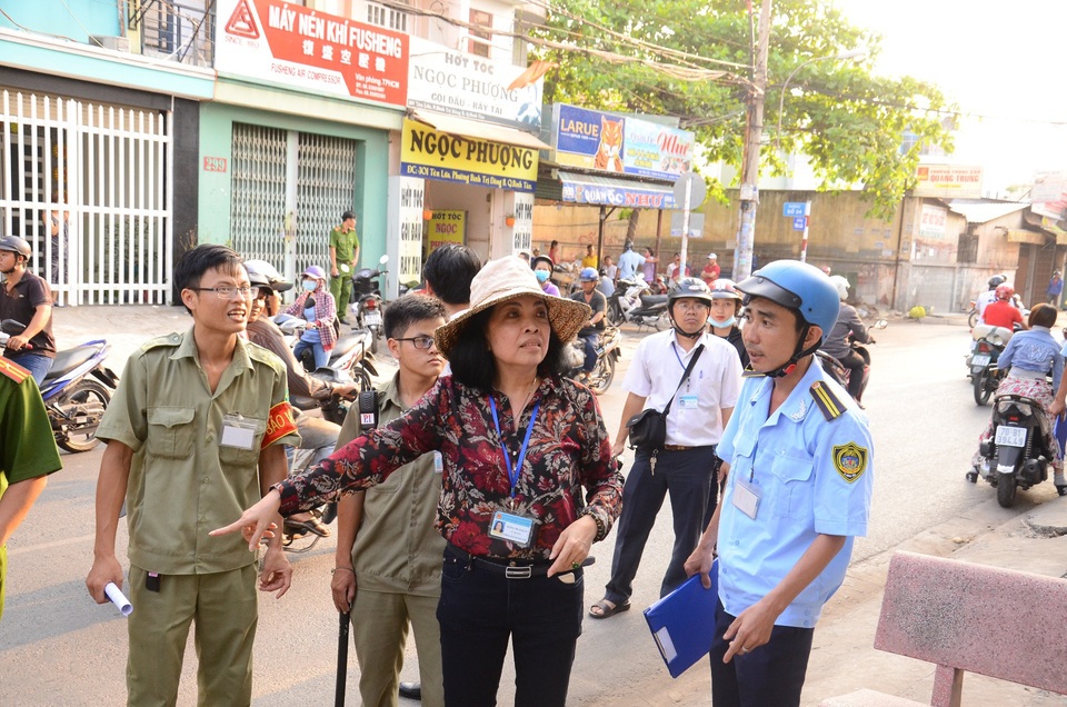 Không để ông Hải “cô đơn”, hàng loạt lãnh đạo xuống đường đòi vỉa hè - 6
Bà Trương Thị Minh Tín - Chủ tịch UBND phường Bình Trị Đông B (quận Bình Tân) - dẫn quân đi đòi lại vỉa hè sau tuyên bố sẽ “từ chức nếu không đòi lại được vỉa hè”
