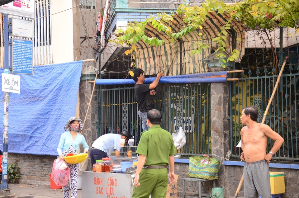 Không để ông Hải “cô đơn”, hàng loạt lãnh đạo xuống đường đòi vỉa hè - 15
Người dân đồng loạt thu dọn và hứa sẽ không tái chiếm