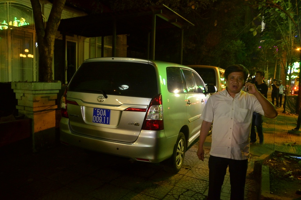 "Giải cứu vỉa hè": Cẩu 2 xe biển xanh về đồn trong đêm - 2 2 chiếc ô tô biển số xanh đậu trái phép trên vỉa hè trước quán Ngon bị ông Hải chỉ đạo xử lý