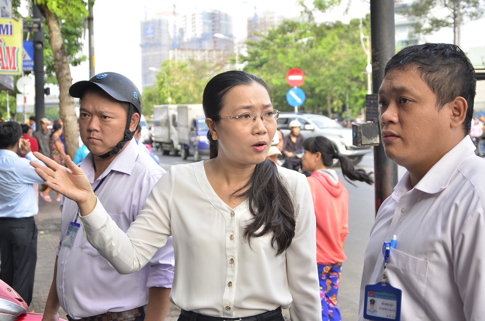 Không để ông Hải “cô đơn”, hàng loạt lãnh đạo xuống đường đòi vỉa hè - 1
Bà Nguyễn Thị Thu Nga – Phó Chủ tịch UBND quận 10 - trực tiếp dẫn quân đi dẹp vỉa hè sáng 13/3.