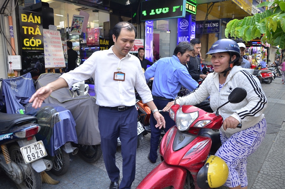 Không để ông Hải “cô đơn”, hàng loạt lãnh đạo xuống đường đòi vỉa hè - 12
Ông Khanh trực tiếp nhắc nhở người dân đi xe máy trên vỉa hè.