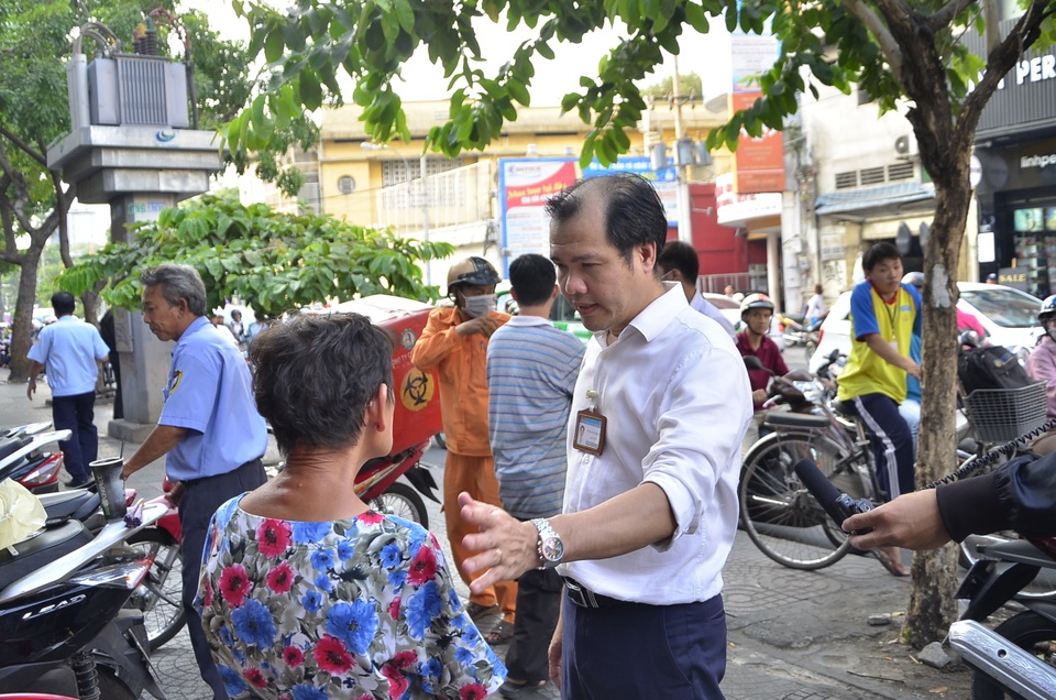Không để ông Hải “cô đơn”, hàng loạt lãnh đạo xuống đường đòi vỉa hè - 11
Ông Võ Nguyên Khanh – Chủ tịch UBND phường Bến Thành đến từng nhà dân để vận động người dân chấp hành chủ trương trả lại vỉa hè cho người đi bộ. Phần lớn người dân đều vui vẻ chấp hành.