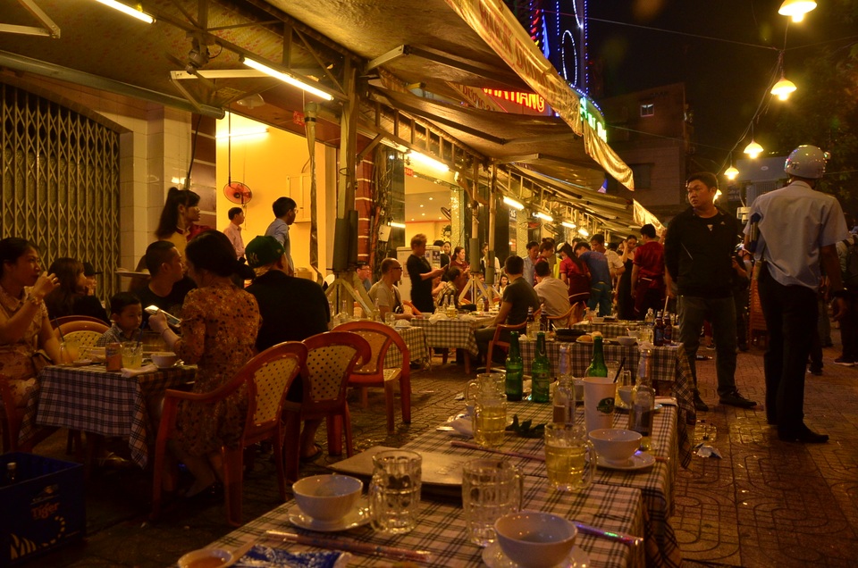 "Giải cứu vỉa hè": Cẩu 2 xe biển xanh về đồn trong đêm - 5 Lực lượng chức năng tiến hành kiểm tra, xử lý