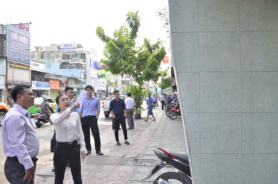 Không để ông Hải “cô đơn”, hàng loạt lãnh đạo xuống đường đòi vỉa hè - 9
Phát hiện bức tường trên đường Lý Thái Tổ lấn ra vỉa hè, bà Nguyễn Thị Thu Nga - PCT quận 10 - yêu cầu lập biên bản và cho hộ dân tự tháo dỡ, nếu không chấp hành sẽ bị cưỡng chế.