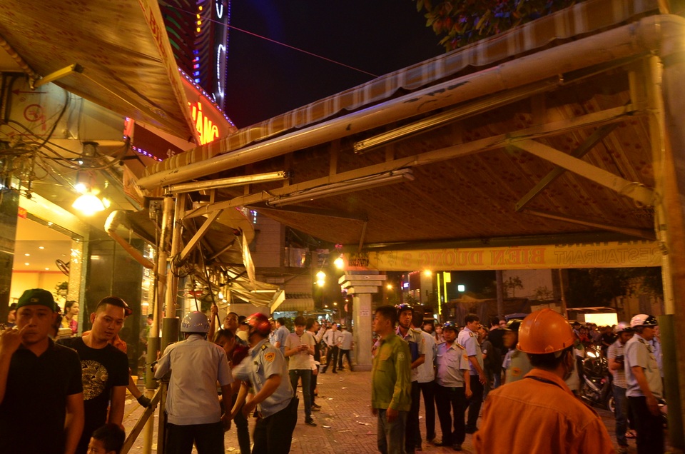 "Giải cứu vỉa hè": Cẩu 2 xe biển xanh về đồn trong đêm - 6 Lãnh đạo quận 1 ra quân “đòi” lại vỉa hè