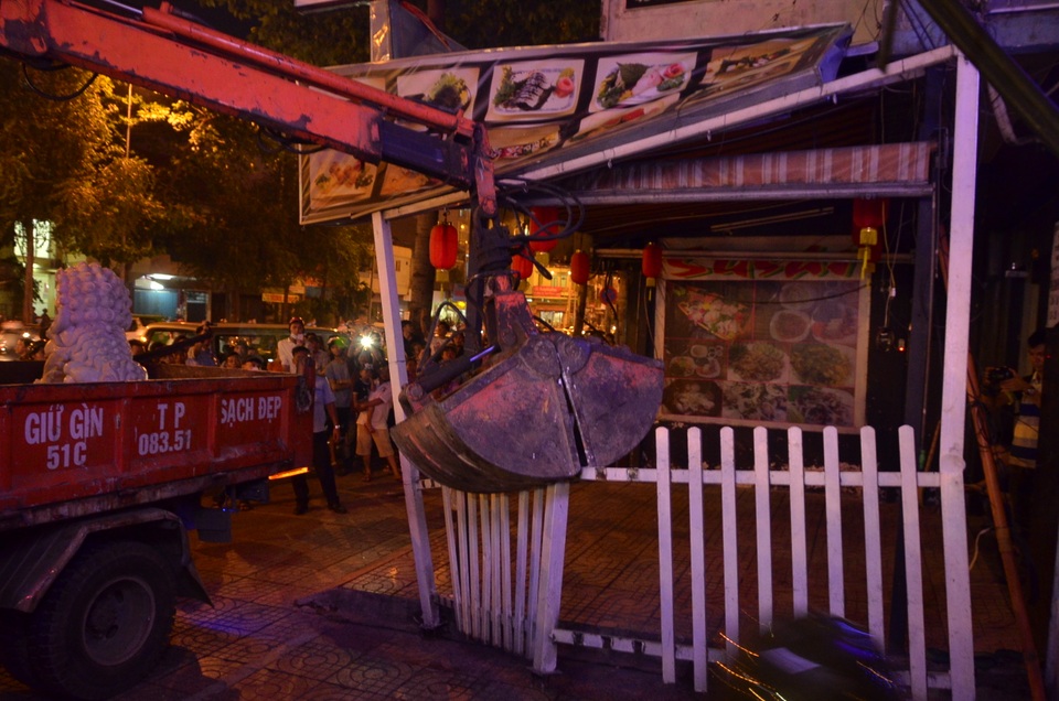 "Giải cứu vỉa hè": Cẩu 2 xe biển xanh về đồn trong đêm - 8 Một quán ăn lắp đặt mái hiên trái phép cũng bị cưỡng chế