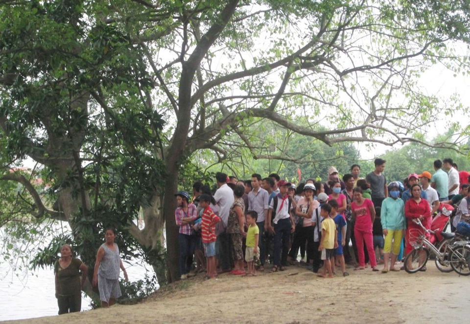 Cùng lao xuống nước, đôi tình nhân chết đuối thương tâm - 2
Người dân bàng hoàng trước cái chết của đôi nam nữ.