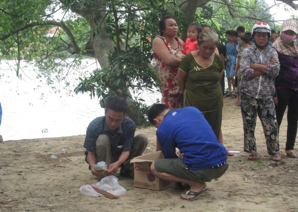 Cùng lao xuống nước, đôi tình nhân chết đuối thương tâm - 3
Người dân quyên góp tiền giúp đỡ hai nạn nhân.