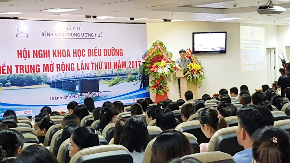 Đội ngũ điều dưỡng đóng vai trò quan trọng nhất tại bệnh viện - 2 Th.s. Phạm Đức Mục, Chủ tịch Hội Điều dưỡng Việt Nam khẳng định qua hội nghị này sẽ tạo ra những bằng chứng về đổi mới thực hành và chăm sóc bệnh nhân tốt hơn cho ngành điều dưỡng