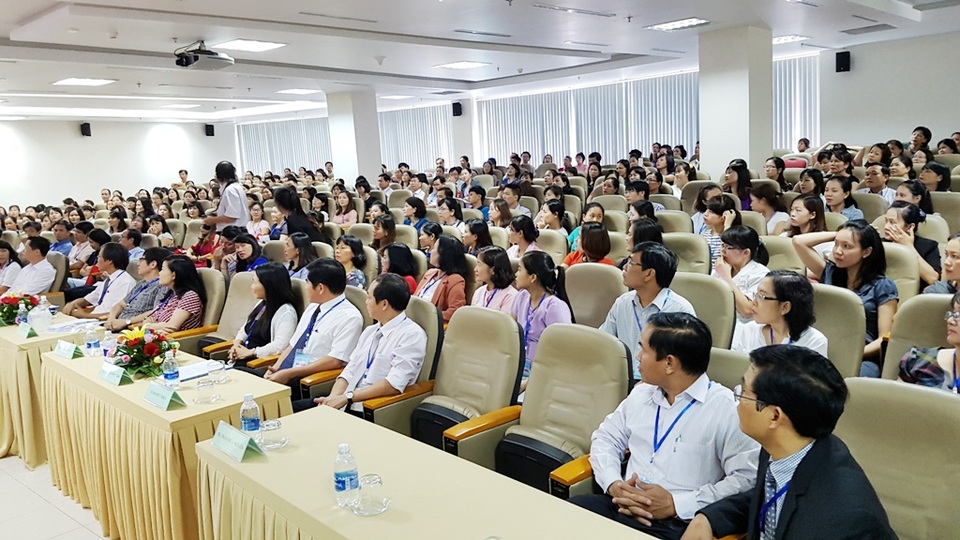 Đội ngũ điều dưỡng đóng vai trò quan trọng nhất tại bệnh viện - 1 Hội nghị khoa học điều dưỡng miền Trung mở rộng lần thứ VII với sự tham gia gần 400 đại biểu trong ngành Điều dưỡng. Vai trò của điều dưỡng được xem đóng vai trò quan trọng nhất tại mỗi bệnh viện khi điều dưỡng là người tiếp xúc với bệnh nhân nhiều nhất