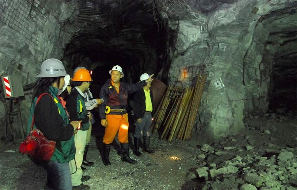 Xin thôi chức chủ tịch, đi đòi nợ đại gia vàng Bồng Miêu - 1
Một hầm lò khai thác tại mỏ Đắk Sa của đại gia vàng Bồng Miêu