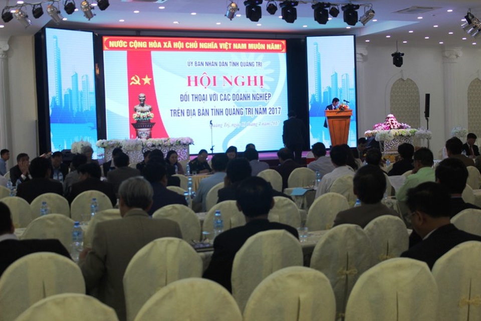 Doanh nghiệp bị kiểm tra quá nhiều lần, không còn thời gian sản xuất - 1 Các doanh nghiệp tham gia đối thoại với đại diện các Sở ngành và lãnh đạo tỉnh