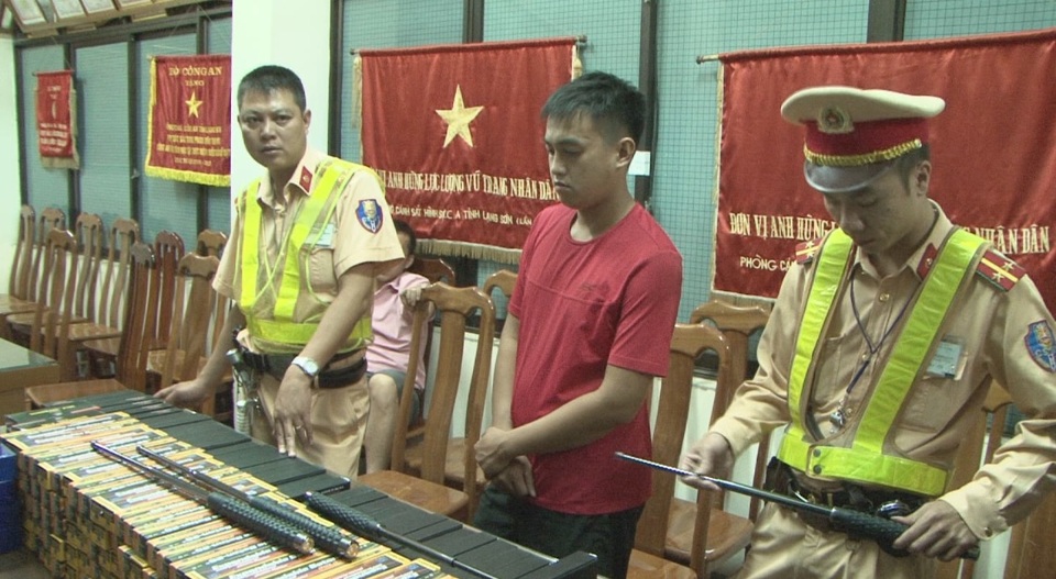 Đối tượng Đoàn Văn Toàn và tang vật bị bắt giữ