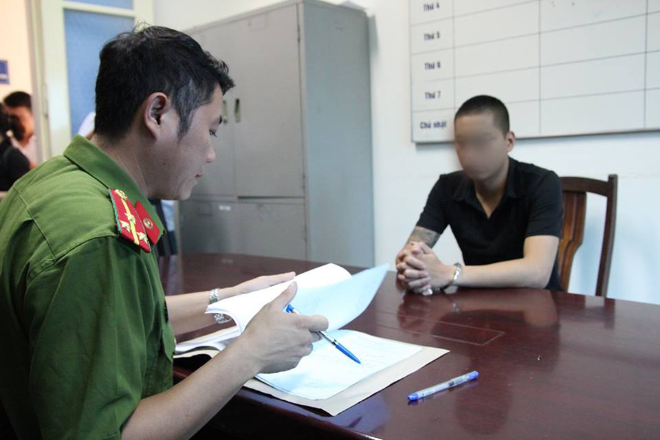 Hà Nội: Tạm giữ hình sự đối tượng đánh, bắt bác sĩ quỳ xin lỗi - 1 Trấn Tuấn Anh tại cơ quan công an.