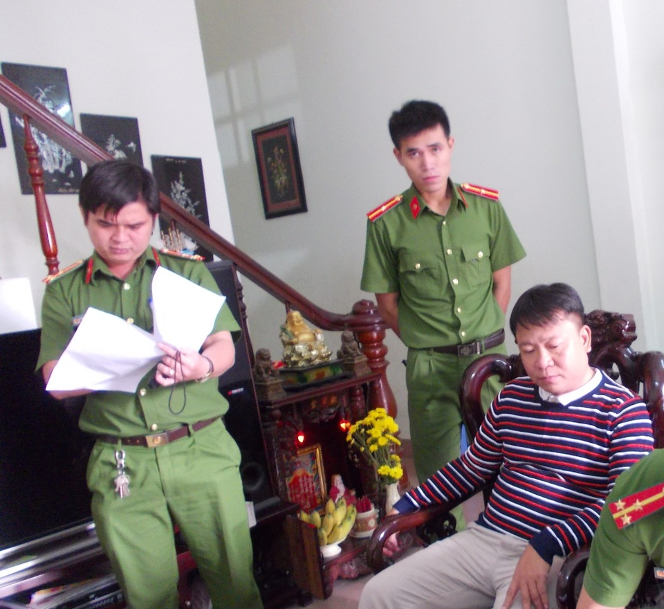 Bắt giám đốc công ty bán hóa đơn khống, thu lợi bất chính tiền tỷ - 1 Cơ quan công an thực hiện lệnh bắt tạm giam Nguyễn Thanh Hải