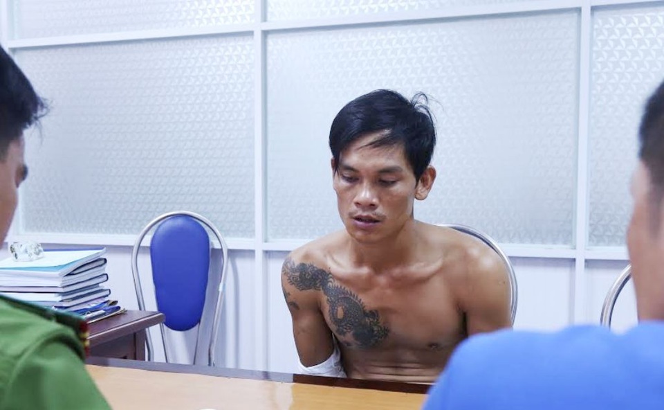 Đối tượng nổ súng bắn người tại nhà hàng ra đầu thú - 1
Đối tượng Nguyễn Viết Trung (ảnh) cùng một số đối tượng trong vụ con nợ nổ súng bắn chủ nợ trong nhà hàng ra đầu thú.