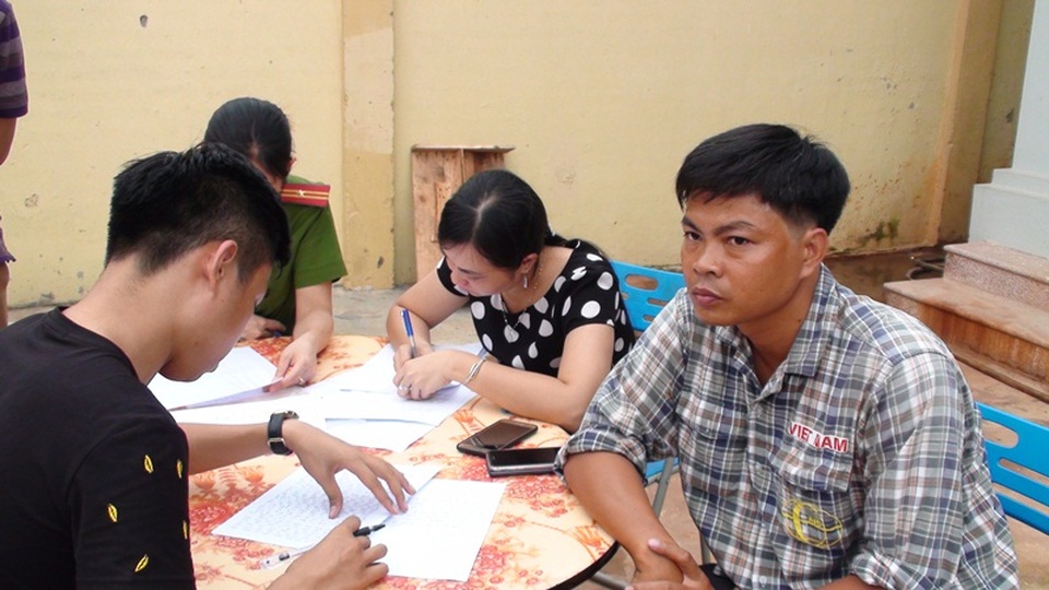 Nhà máy xử lý nước thải xả thải bẩn ra môi trường - 2 Trần Quang Dũng làm việc với cơ quan Công an (ảnh: Công an Hà Nam)