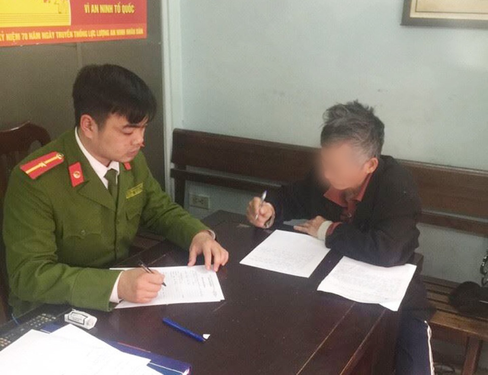 Hà Nội: Bắt giữ người đàn ông gần 70 tuổi trộm xe đạp - 1 Đối tượng Bình tại cơ quan Công an.