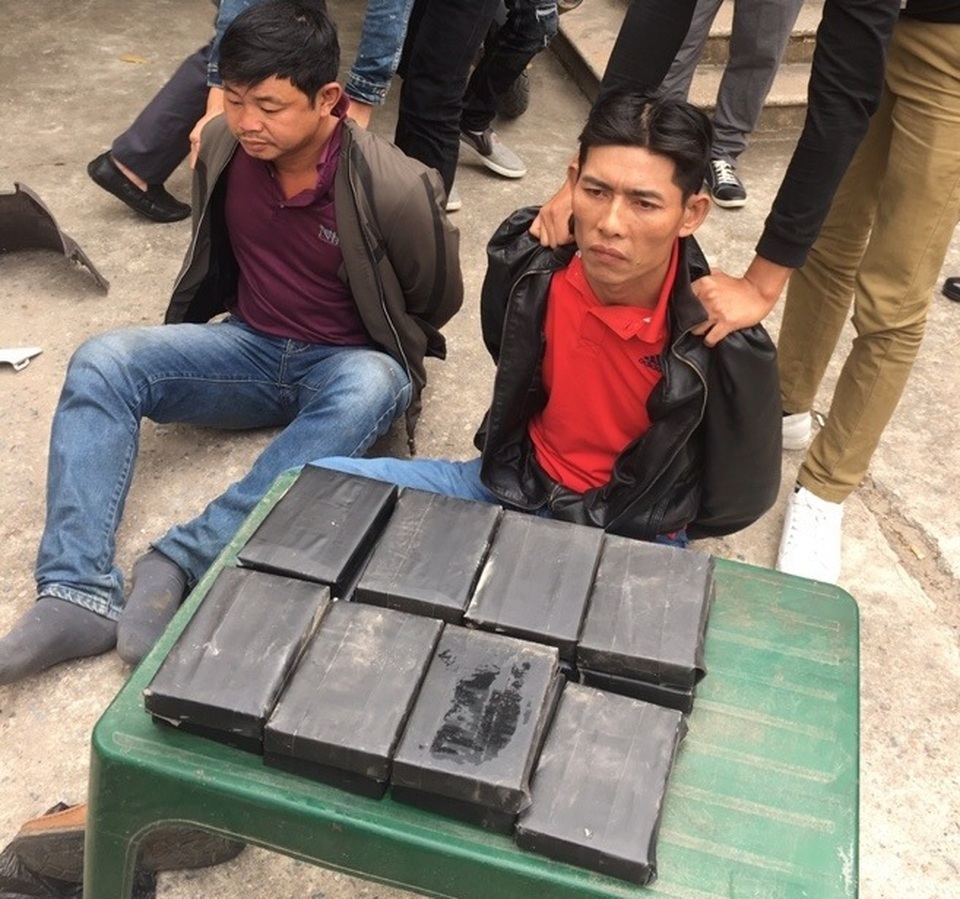 Khởi tố 2 đối tượng vận chuyển 15 bánh heroin giấu trong thân xe máy - 1 2 đối tượng Võ Văn Ân và Lê Văn Hùng cùng tang vật 15 bánh heroin bị Công an tỉnh Bắc Ninh Bắt giữ