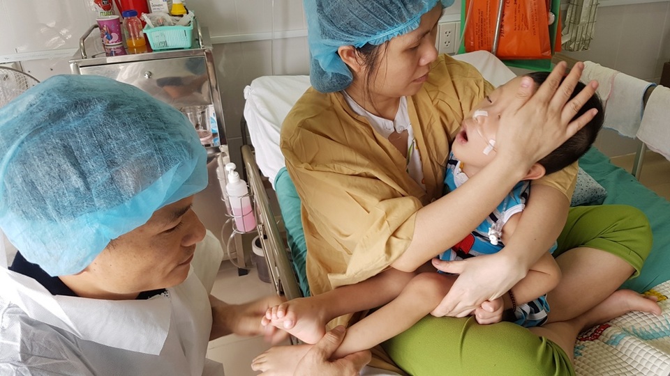 Trào nước mắt bé 4 tuổi bị biến chứng nặng sau khi mổ tim - 2 2 vợ chồng anh Hoàng chị Trà phải 24/24 bên con. Người này rời bồng con thì người kia thế chỗ