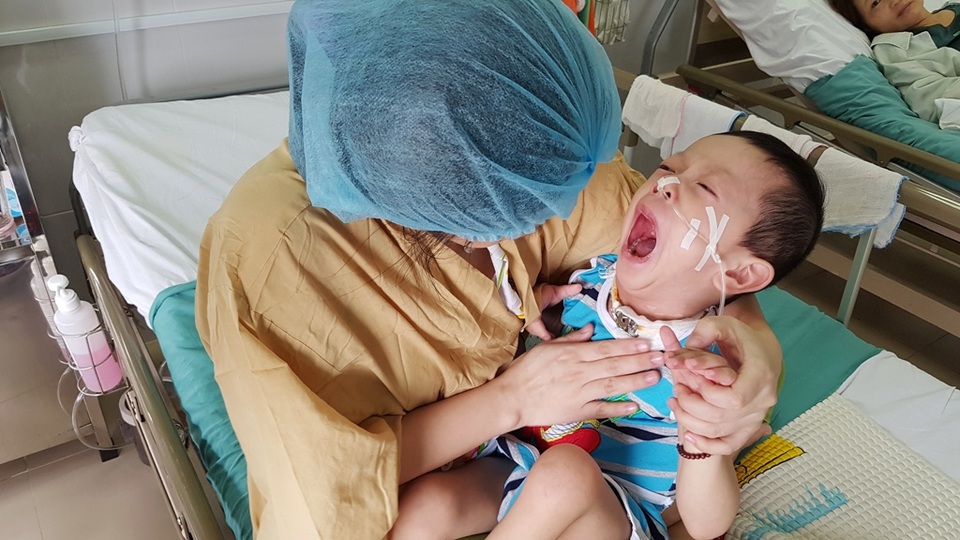 Trào nước mắt bé 4 tuổi bị biến chứng nặng sau khi mổ tim - 7 Những cơn ho làm Huy An rung cả lồng ngực nhưng tiếng phát ra từ cổ họng rất yếu ớt. Cháu đã mất đi giọng nói kể từ lúc mổ tim