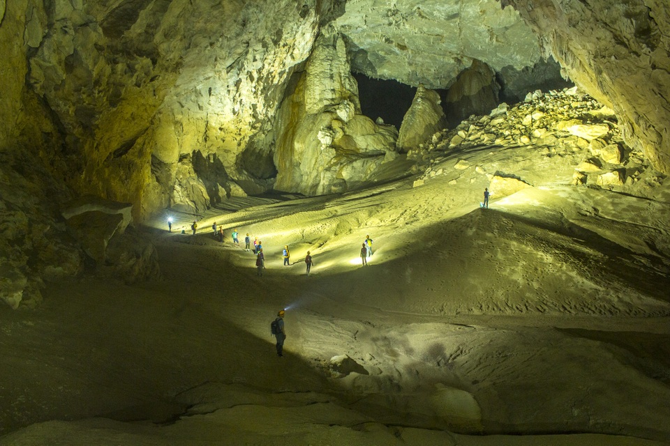 Hành trình chinh phục Sơn Đoòng kỳ vĩ (Phần 2) - 3
Đồi cát cuối hang của một màu vàng kỳ ảo