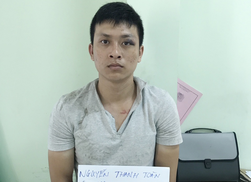 Vụ nổ súng trong quán cà phê: Mang súng đi đánh ghen cho dì - 1 Nguyễn Thanh Toàn bị tạm giữ tại cơ quan Công an thị xã Dĩ An sau khi nổ súng trong quán cà phê khiến 2 người bị thương.
