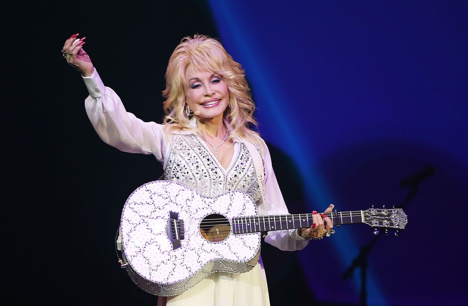 Ngôi sao ca nhạc 71 tuổi tự vẫn “hụt” vì tình - 1
Giọng ca nổi tiếng thế giới - Dolly Parton thú nhận bà từng tự vẫn vì tình nhưng được chú cún cưng của gia đình giải cứu.