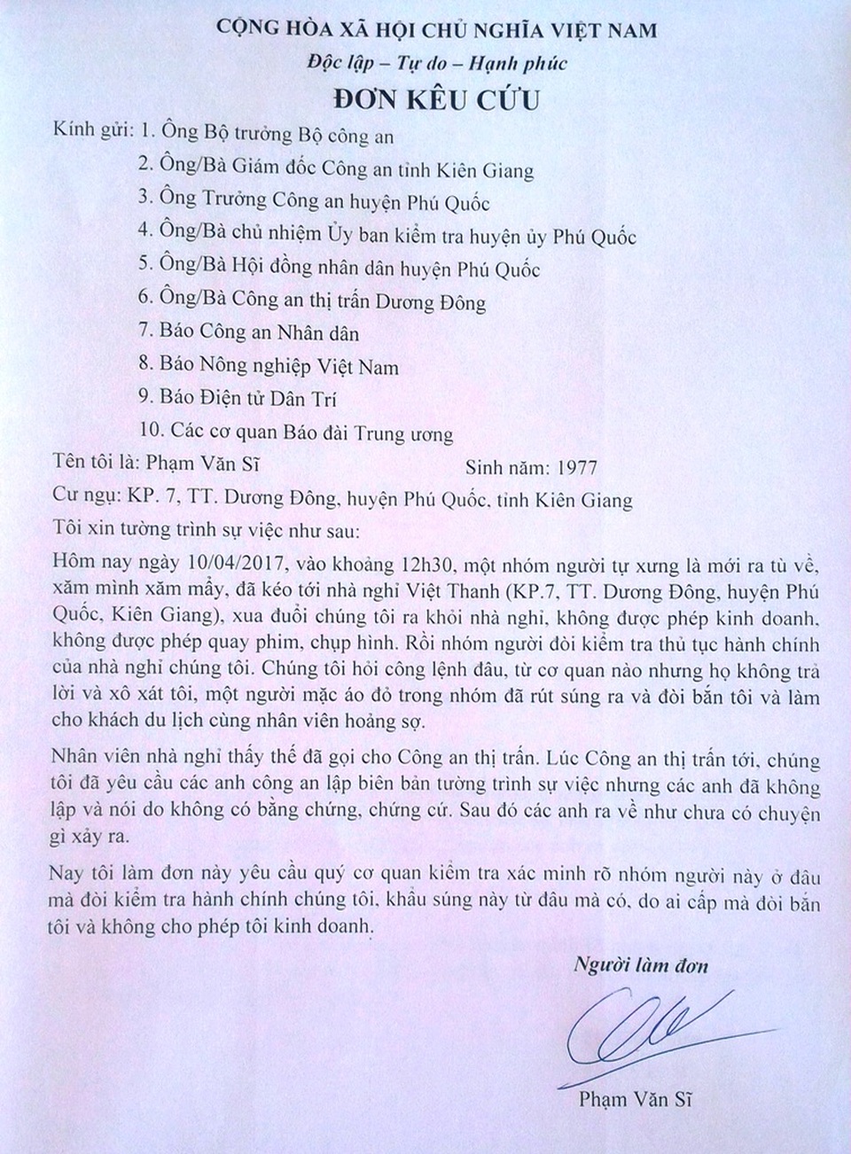Xông vào nhà nghỉ chĩa súng ép chủ nhà đóng cửa? - 1
Sáng 11/4, ông Phạm Văn Sỹ đã làm đơn gửi đến cơ quan chức năng Phú Quốc, tỉnh Kiên Giang và một số cơ quan cấp Trung ương để yêu cầu làm rõ nhóm người xông vào nhà ông, dùng súng đe dọa bắn ông