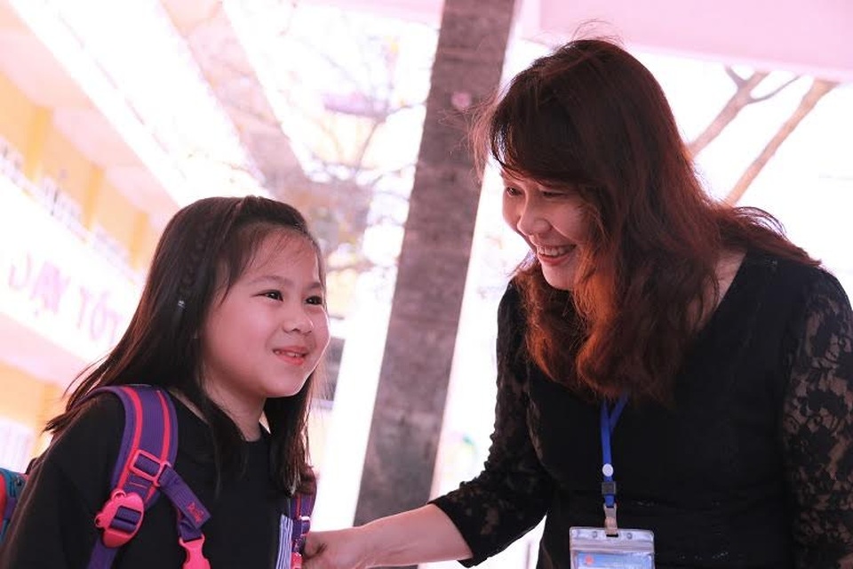 Bộ trưởng Phùng Xuân Nhạ biểu dương tập thể giáo viên ra tận cổng trường đón học sinh - 2
Sự tận tâm của giáo viên với học sinh khiến nhiều người cảm động (Ảnh: VNN)