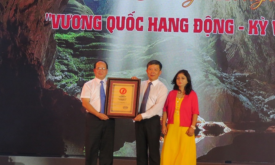 Quảng Bình đón nhận kỷ lục Sơn Đoòng là hang động tự nhiên lớn nhất thế giới - 3 Chủ tịch UBND tỉnh Quảng Bình Nguyễn Hữu Hoài đón nhận kỷ lục hang Sơn Đoòng