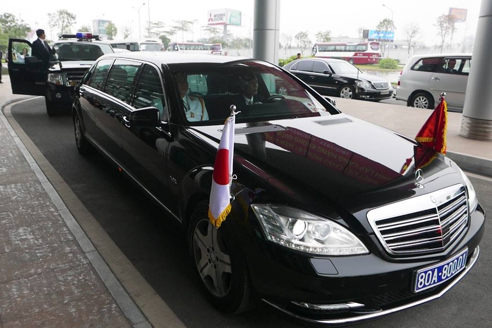 Những hình ảnh đầu tiên của Nhà vua và Hoàng hậu Nhật Bản tại Hà Nội - 8
Xe chở Nhà vua và Hoàng hậu tại sảnh nhà khách VIP của sân bay Nội Bài, chuẩn bị về trung tâm Hà Nội.