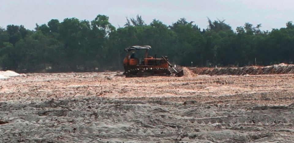 Xử lý dứt điểm việc phá rừng phòng hộ để nuôi tôm trên cát - 3 Máy ủi san phẳng nền cát nơi rừng phòng hộ vừa bị chặt để đào hồ nuôi tôm trên cát trái phép (ảnh: V. Nguyện chụp 2015)