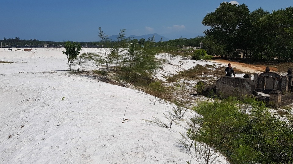 Xử lý dứt điểm việc phá rừng phòng hộ để nuôi tôm trên cát - 10
Nhiều mồ mả đang đứng trước nguy cơ sạt lở