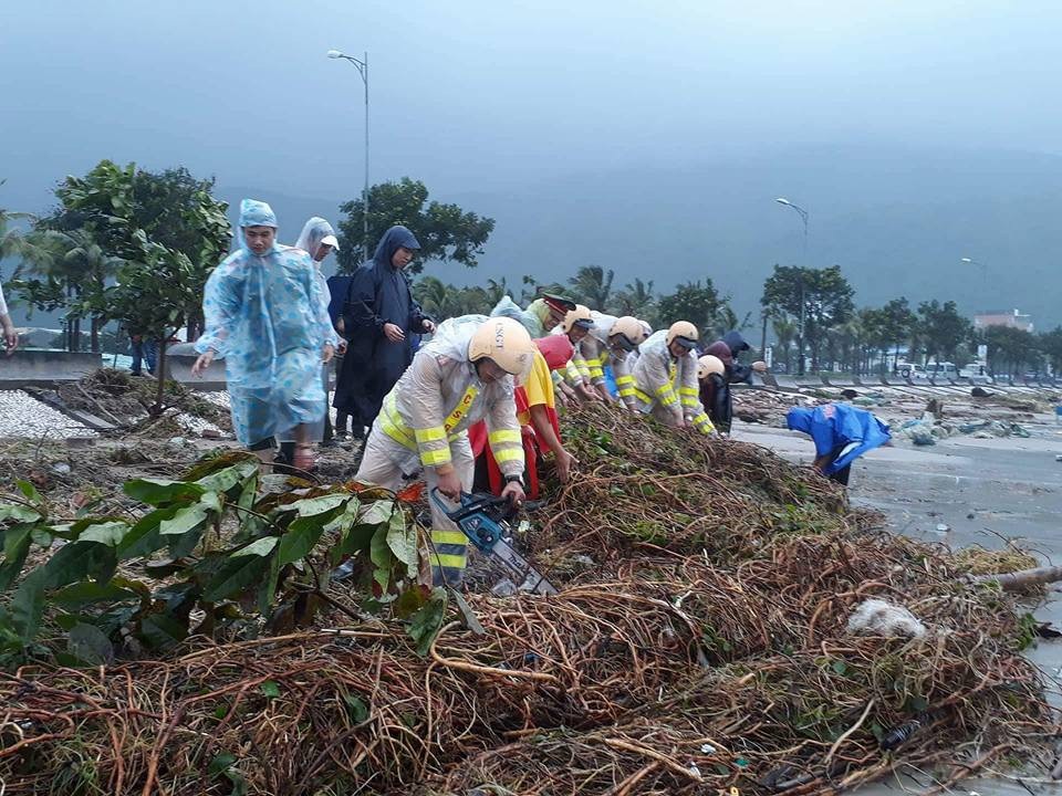 Người dân Đà Nẵng dọn vệ sinh, khắc phục hậu quả mưa bão, đón APEC - 5 Lực lượng công an TP Đà Nẵng thì tiến hành dọn vệ sinh ở bãi biển