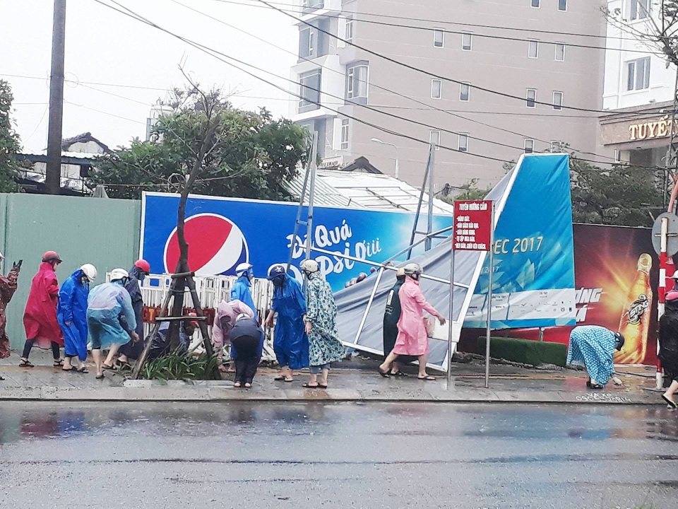 Người dân Đà Nẵng dọn vệ sinh, khắc phục hậu quả mưa bão, đón APEC - 1 Mặc dù trời mưa nhưng người dân vẫn ra đường dọn vệ sinh